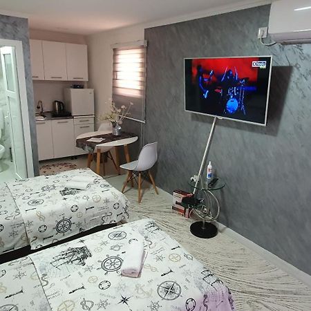 Cozzy Apartment Near The Aiport Podgorica Ngoại thất bức ảnh